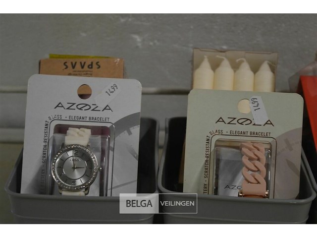 Inhoud 3 bakjes ( kaarsen , boedha beeldjes en horloges) - afbeelding 2 van  3