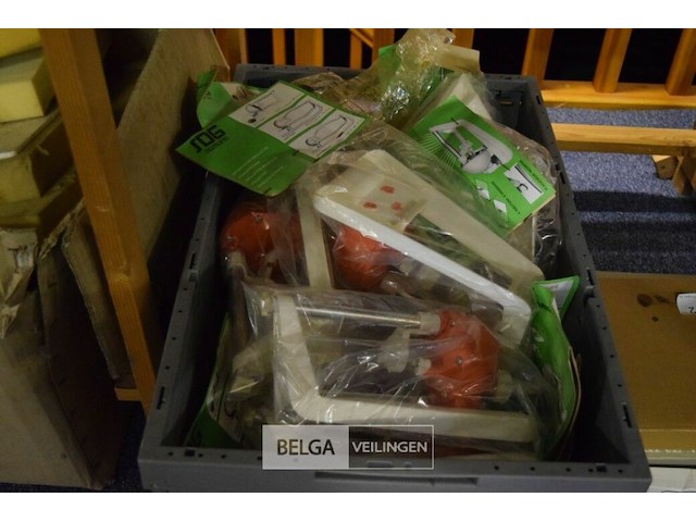 Inhoud bak div gazonsproeiers - afbeelding 1 van  3