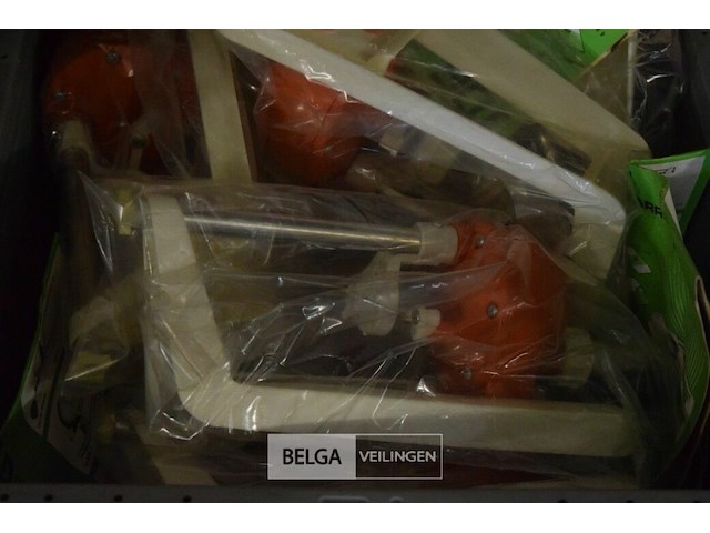 Inhoud bak div gazonsproeiers - afbeelding 2 van  3