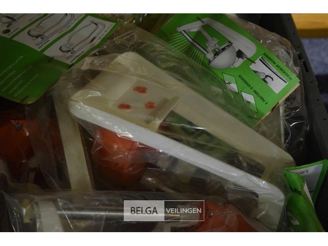 Inhoud bak div gazonsproeiers - afbeelding 3 van  3