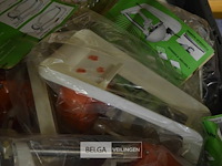 Inhoud bak div gazonsproeiers - afbeelding 3 van  3