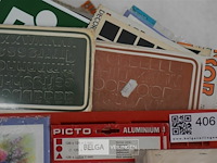 Inhoud bak div retro plaatjes en stickers - afbeelding 3 van  11