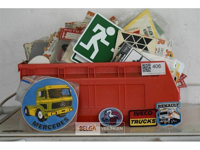 Inhoud bak div retro plaatjes en stickers - afbeelding 1 van  11