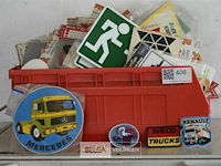 Inhoud bak div retro plaatjes en stickers - afbeelding 1 van  11