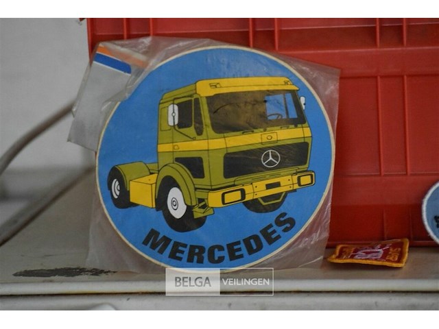 Inhoud bak div retro plaatjes en stickers - afbeelding 4 van  11