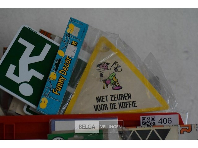 Inhoud bak div retro plaatjes en stickers - afbeelding 9 van  11