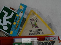 Inhoud bak div retro plaatjes en stickers - afbeelding 9 van  11