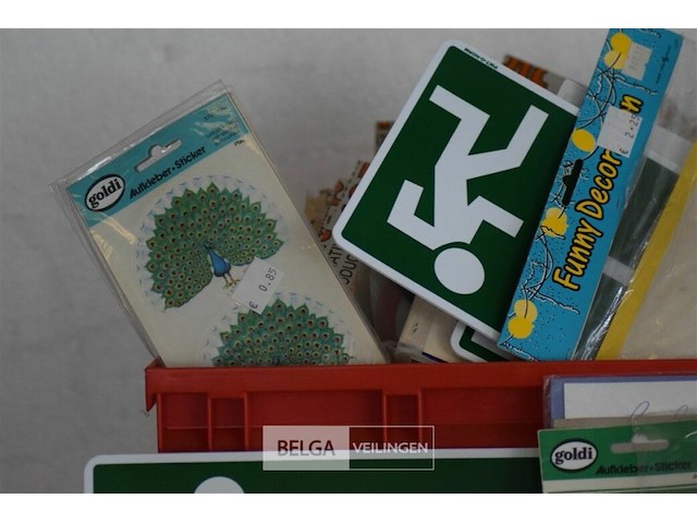 Inhoud bak div retro plaatjes en stickers - afbeelding 10 van  11