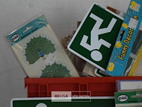 Inhoud bak div retro plaatjes en stickers - afbeelding 10 van  11