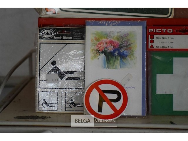 Inhoud bak div retro plaatjes en stickers - afbeelding 11 van  11