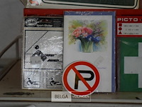 Inhoud bak div retro plaatjes en stickers - afbeelding 11 van  11