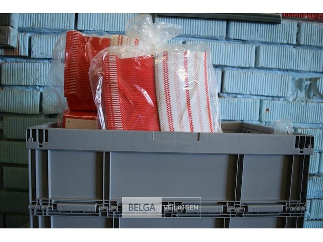 Inhoud bak div. soorten snoep/hamburgerdoosjes - afbeelding 1 van  2