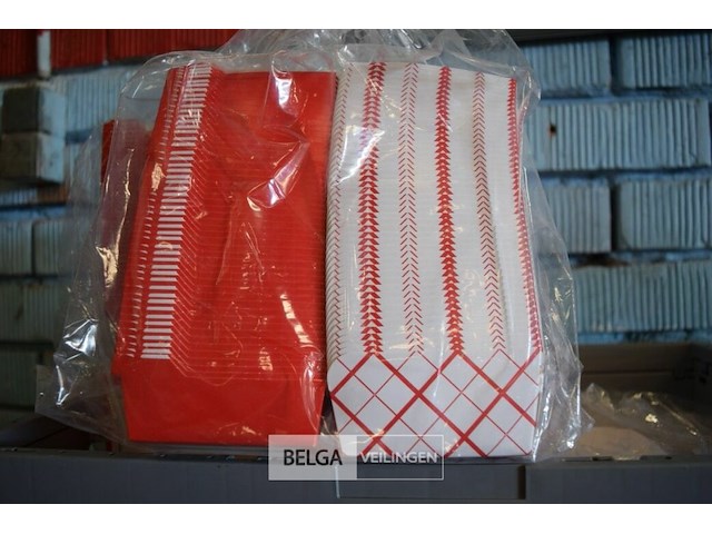 Inhoud bak div. soorten snoep/hamburgerdoosjes - afbeelding 2 van  2