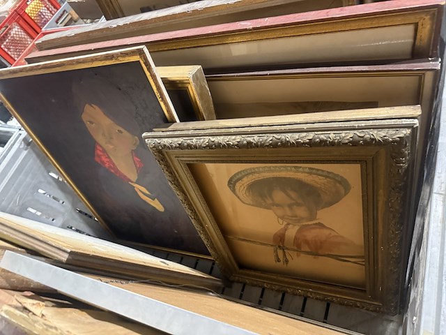 Inhoud bak diverse schilderijen en kaders - afbeelding 1 van  5