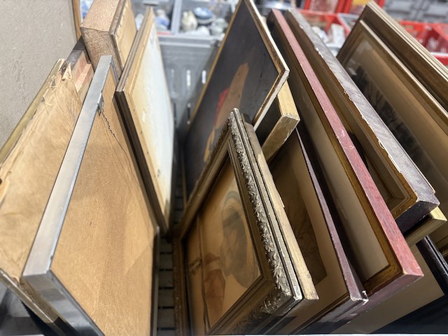 Inhoud bak diverse schilderijen en kaders - afbeelding 2 van  5