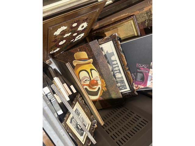 Inhoud bak diverse schilderijen en kaders - afbeelding 4 van  7