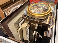 Inhoud bak diverse schilderijen en kaders - afbeelding 1 van  6