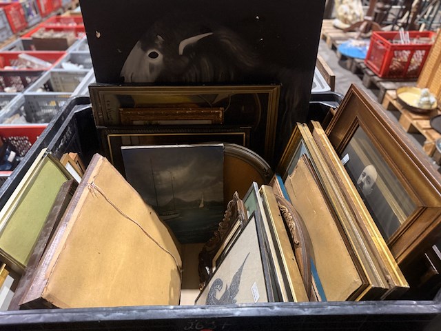 Inhoud bak diverse schilderijen en kaders - afbeelding 1 van  1