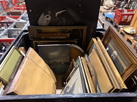 Inhoud bak diverse schilderijen en kaders - afbeelding 1 van  1