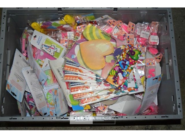 Inhoud bak partij div feestartikelen - afbeelding 1 van  2