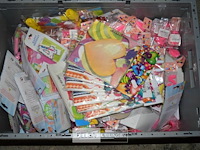 Inhoud bak partij div feestartikelen - afbeelding 1 van  2