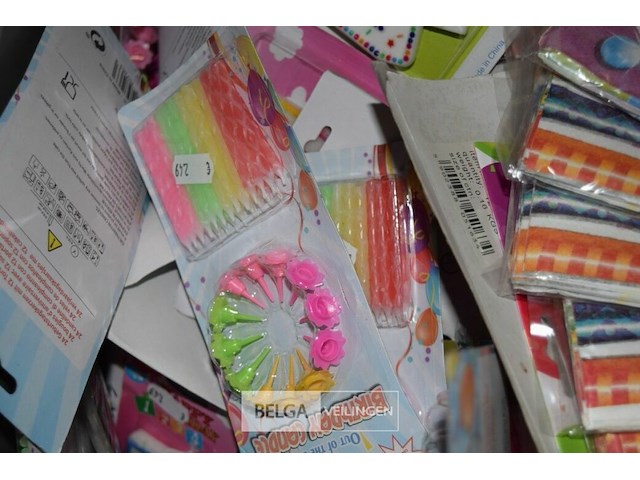 Inhoud bak partij div feestartikelen - afbeelding 2 van  2