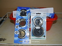 Inhoud bak partij div. gootsteenzeefjes + stop - afbeelding 1 van  3