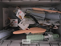 Inhoud bak partij div . haarborstels - afbeelding 1 van  3