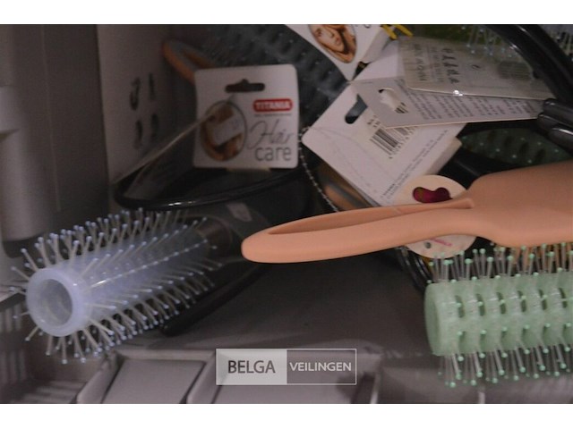 Inhoud bak partij div . haarborstels - afbeelding 2 van  3