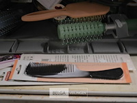 Inhoud bak partij div . haarborstels - afbeelding 3 van  3