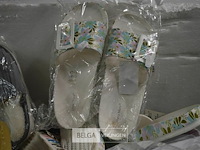 Inhoud bak partij div. maten slippers ±17 st