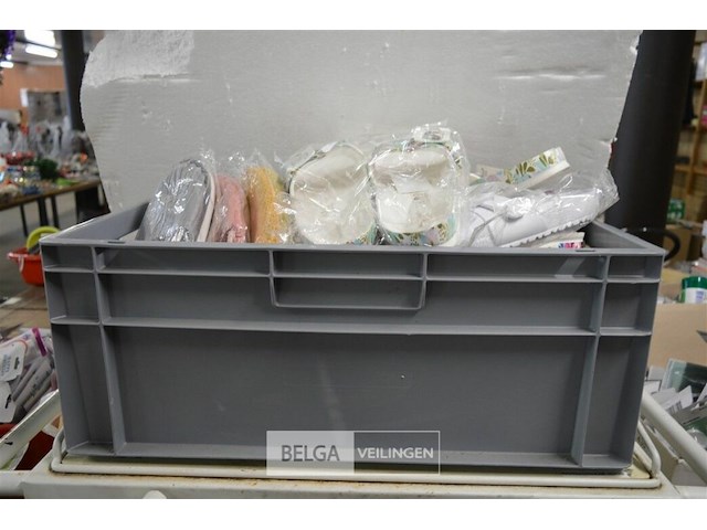 Inhoud bak partij div. maten slippers ±17 st - afbeelding 2 van  5