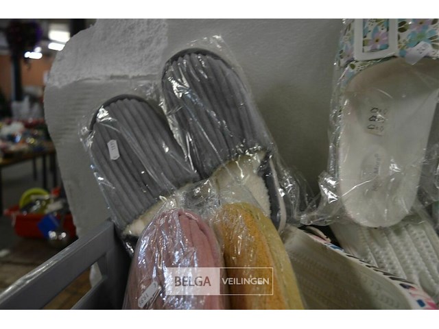 Inhoud bak partij div. maten slippers ±17 st - afbeelding 3 van  5