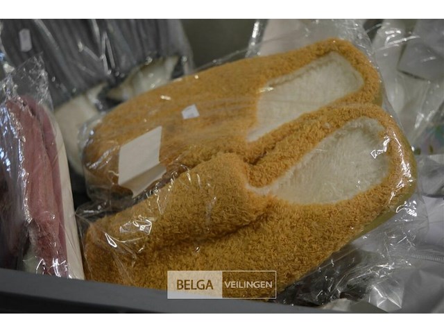Inhoud bak partij div. maten slippers ±17 st - afbeelding 4 van  5
