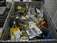 Inhoud bak partij div. materialen - afbeelding 1 van  3