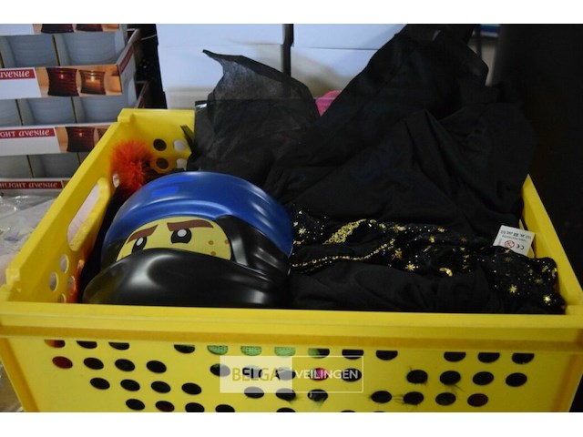 Inhoud bak partij div verkleedmaterialen - afbeelding 1 van  4