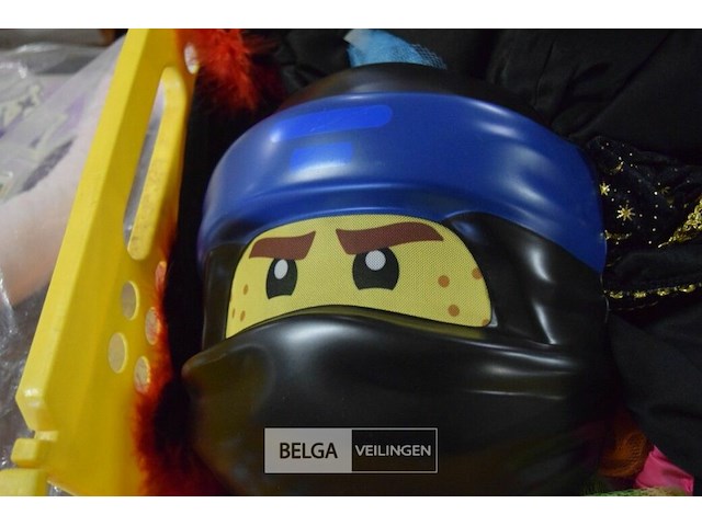 Inhoud bak partij div verkleedmaterialen - afbeelding 2 van  4