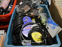 Inhoud bak partij fietssloten en div. - afbeelding 1 van  5