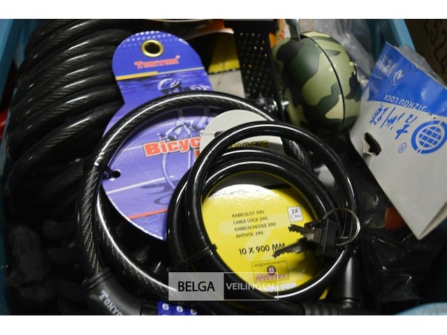 Inhoud bak partij fietssloten en div. - afbeelding 3 van  5