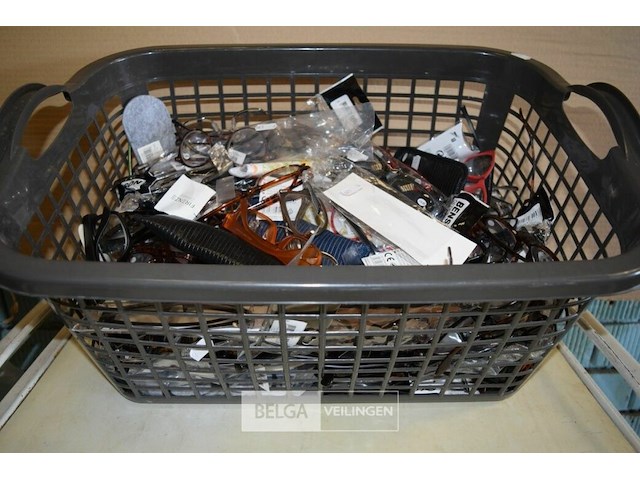 Inhoud bak patij div leesbrillen - afbeelding 1 van  4