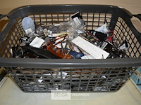 Inhoud bak patij div leesbrillen - afbeelding 1 van  4