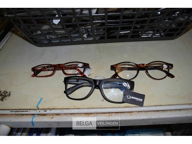 Inhoud bak patij div leesbrillen - afbeelding 2 van  4