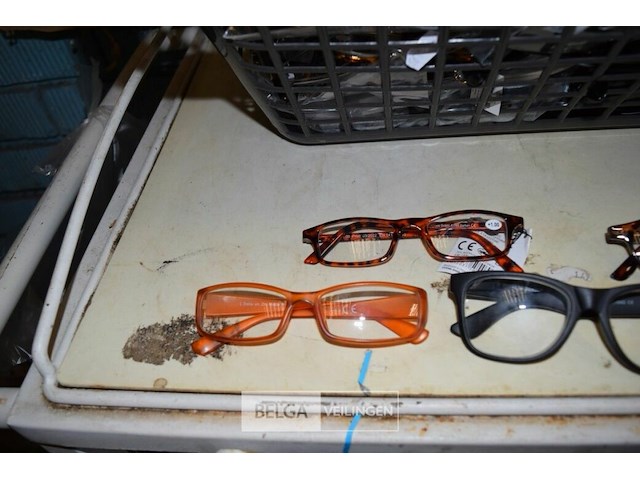 Inhoud bak patij div leesbrillen - afbeelding 3 van  4