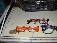 Inhoud bak patij div leesbrillen - afbeelding 3 van  4