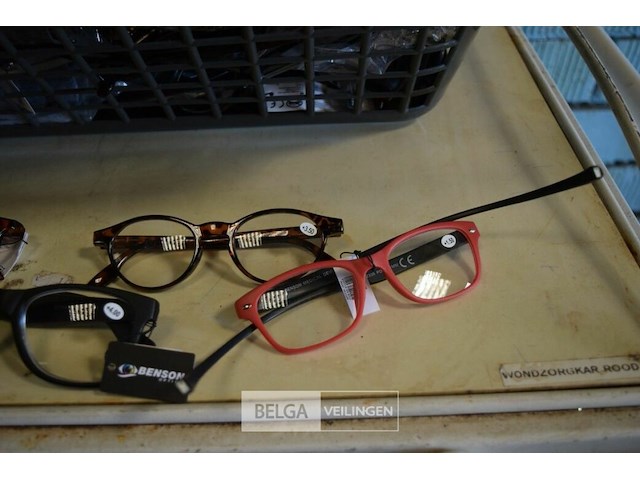 Inhoud bak patij div leesbrillen - afbeelding 4 van  4