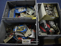 Inhoud bakken messing scharnieren, deurslote, stopcontacten - afbeelding 1 van  4