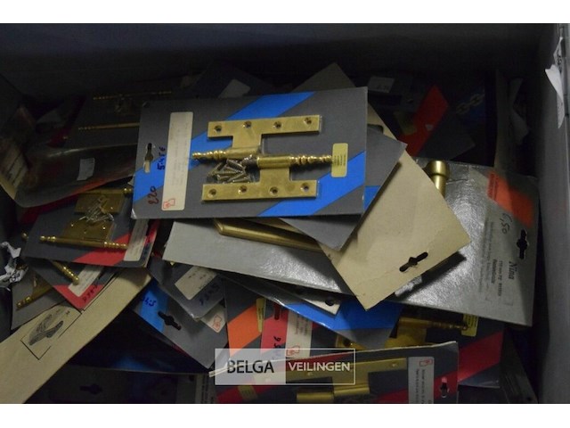 Inhoud bakken messing scharnieren, deurslote, stopcontacten - afbeelding 2 van  4