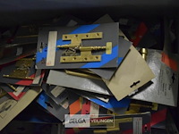 Inhoud bakken messing scharnieren, deurslote, stopcontacten - afbeelding 2 van  4