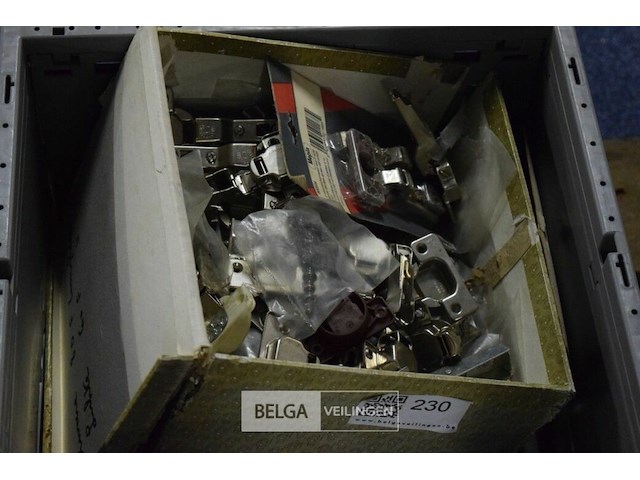 Inhoud bakken messing scharnieren, deurslote, stopcontacten - afbeelding 3 van  4