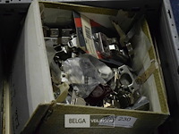 Inhoud bakken messing scharnieren, deurslote, stopcontacten - afbeelding 3 van  4